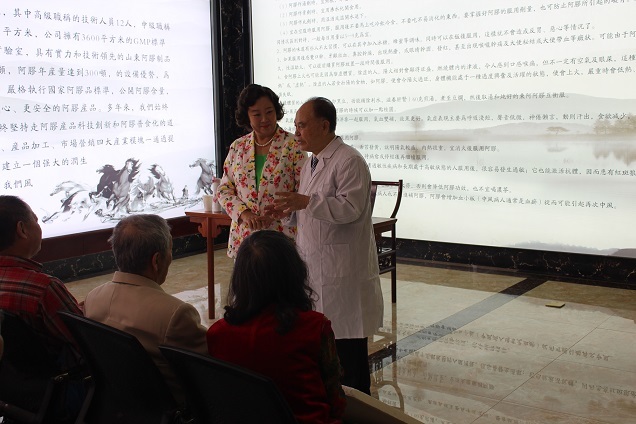 著名演員(yuán)方青卓老(lǎo)師(shī)來(lái)東(dōng)阿潤生(shēng)堂阿膠股份有(yǒu)限公司